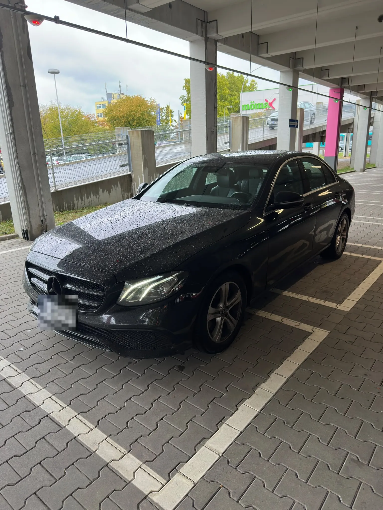 Schwarze Mercedes-Benz E-Klasse aus der MainRide-Flotte